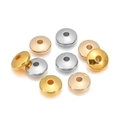 Makroaufnahme von 10mm flachen runden CCB-Abstandshalterperlen in Gold, Silber und Roségold - 10mm/100Stk / Mehrfarbig