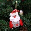 Niedlicher Weihnachtsmann-Anhänger aus EVA mit roten Pailletten am grünen Weihnachtsbaum - Weihnachtsmann