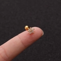 Mini Goldener Blumen Knorpelstecker mit Kristallpetalen auf einer Fingerspitze - Fünfblättrige Blume Gold Stil (No.11 Gold) / 1.2x6mm (Stabdicke x Länge)