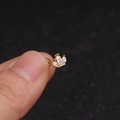 Detailansicht eines goldenen Kronen-Lippenpiercings mit weißen Zirkonia-Steinen - Kronen-Blütenblatt-Stil (No.14 Gold) / 1.2x6mm (Stabdicke x Länge)