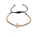 Dettaglio del bracciale con perline dorate e croce in zirconi con cordino nero regolabile - B0103+Catena a Perline Corda Nera