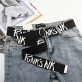 Detalle de cinturón punk de lona negra con hebilla doble plateada y estampado graffiti - Negro