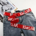 Detalle del cinturón de lona roja con texto graffiti punk blanco y hebilla de doble anillo - Rojo