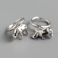 Detailansicht der 3D-geometrischen Nashorn-Creolen aus 925er Sterlingsilber - Weißgold