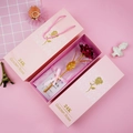 Makro-Detail einer 24K Goldfolien-Rose mit rosa Geschenkkarton und passender Tragetasche - Rosa Box + Rosenrote Rose + Handtasche