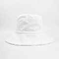 Detalle del borde deshilachado y lona de algodón texturizada en un gorro de pescador - L (58-60cm) / Blanco