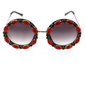Détail de lunettes de soleil rondes avec cristaux strass rouges et noirs sur la monture - Strass rouges/Monture dorée (Style 2)