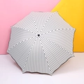 Paraguas minimalista de rayas blancas y negras con protección UV sobre fondo de colores - Raya con Volantes Blanca