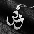Collana con ciondolo Om in argento lucido per yoga e meditazione su sfondo nero - Color Acciaio