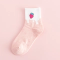 Rosa-weiße Baumwollsocken mit exquisiter Erdbeer-Stickerei in Wadenlänge für Damen - Einheitsgröße / Erdbeere