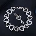 Bracciale a cuore in argento con pavé di zirconi su sfondo nero strutturato - Argento