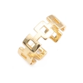 Detailansicht eines goldenen breiten Ringes mit geometrischem Kettenglied-Design - Geometrischer Hohlketten-Stil (CR0087)