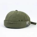 Dettaglio del berretto docker in tela verde militare con una toppa in tessuto retrò - Regolabile / Verde Militare
