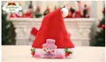Détail du bonnet de Noël en velours rouge avec un bonhomme de neige 3D et du houx - Enfants Mains en l'air Bonhomme de Neige