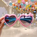Dettaglio degli occhiali da sole a cuore rosa per bambini con fiocchi blu - Fiocco a Cuore Rosa
