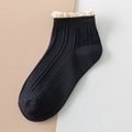 Calzini neri corti in cotone stile giapponese con elegante pizzo beige sul bordo - Taglia unica / Nero