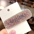 Dettaglio di un grande fermaglio rettangolare con strass rosa e lilla su carta bianca - Stile Rettangolo / Rosa