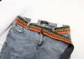Detailaufnahme des Hip-Hop-Stoffgürtels mit Flammenmuster und schwarzer Doppelring-Schnalle - Flammenmuster D-Ring-Schnalle