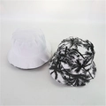 Vista dall'alto di un cappello da pescatore reversibile bianco con stampa di palme in cotone - M(56-58cm) / Bianco