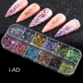 Dettaglio del set di glitter per unghie a 12 scomparti con paillettes a farfalla e cuore - Confezione di Paillettes e Glitter a Colori Misti a 12 Griglie (IAD)