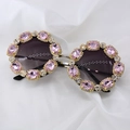 Occhiali da sole rosa oversize con montatura in strass e lenti sfumate su sfondo di seta - Stile 2 Rosa