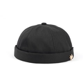Detalle del gorro docker de algodón negro con un colgante de metal de hoja de arce dorado - Ajustable / Negro