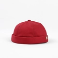 Detalle del gorro miki burdeos con una insignia de hoja metálica dorada en el lateral - Ajustable / Burdeos