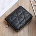 Detalle del mini monedero de cuero acolchado negro con cierre de cremallera redonda dorada - Negro