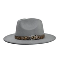 Dettaglio cappello fedora grigio con fascia leopardata e fibbia in metallo - Adulto 56-60cm / Grigio