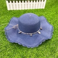 Chapeau de paille bleu foncé à large bord avec perles et coquillages sur herbe - M (56-58cm) / Style Ondulé Bleu Marine