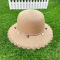 Chapeau de paille kaki avec bord ondulé, perles grises et breloques coquillages de plage - M (56-58cm) / Style Cloche Kaki