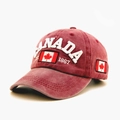 Casquette de baseball en coton rouge délavé avec broderie Canada et drapeau vue à 45° - Taille unique / Bordeaux