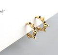 Primer plano de pendientes dorados con remaches y piedras negras sobre fondo blanco - Plata 925 / Color Oro Amarillo (Par)
