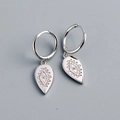 Macro di orecchini a goccia in argento sterling S925 con incisione totem e piccolo diamante - Argento 925 / Oro Bianco