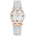 Détail montre Tadi femme avec boîtier or rose, index cristal et bracelet en cuir gris - Bleu clair