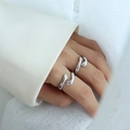 Anello abbraccio minimalista in argento lucido con design aperto indossato da modella - US 7 / Argento