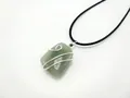 Dettaglio del pendente in pietra verde con avvolgimento in filo d'argento e cordino nero - Argento Avventurina Verde