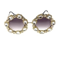 Détail de lunettes de soleil dorées oversize avec verres dégradés violets et cristaux - Style 6 Blanc
