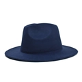 Primer plano de sombrero fedora de lana azul marino con textura y ala ancha de calidad - Azul marino