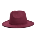 Vista de detalle de un sombrero fedora de lana granate de ala ancha con hebilla decorativa - Burdeos