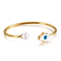 Goldener offener Armreif mit weißer Perle und bösem Blick Fatima Hand Charm - Gold