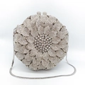 Detailaufnahme der silbernen Sonnenblumen-Abendtasche mit Strasssteinen und Kette - Silber