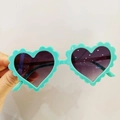 Detail der mintgrünen herzförmigen Sonnenbrille mit Wellenrand und Gläsern mit Farbverlauf - Grün