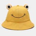 Dettaglio cappello a secchiello giallo in tela con occhi di rana 3D e sorriso ricamato - M (56-58cm) / Giallo