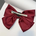 Übergroße weinrote Satin-Haarschleife mit silbernem Metallverschluss auf weißem Hintergrund - Weinroter Entenschnabel-Clip