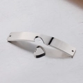 Vista dettagliata del ciondolo a cuore e del connettore curvo in acciaio inox per bracciali - Set Cuore e Barra