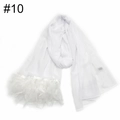 Detalle de bufanda de gasa blanca con elegante adorno de plumas en el borde - Blanco