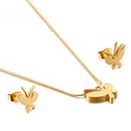 Conjunto de joyas de mariposa dorada con collar y pendientes de botón sobre fondo blanco - Estilo Mariposa Color Dorado (KS128377-KFC)