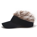 Kreativer schwarzer Visor-Hut mit realistischem, hellem braunem und blondem Kunsthaar - Verstellbar / Schwarzer Hut mit gemischter kaffeebrauner Perücke