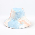 Détail d'un bob tie-dye coloré aux motifs aquarelle bleu et orange éclatants - Bleu Orange